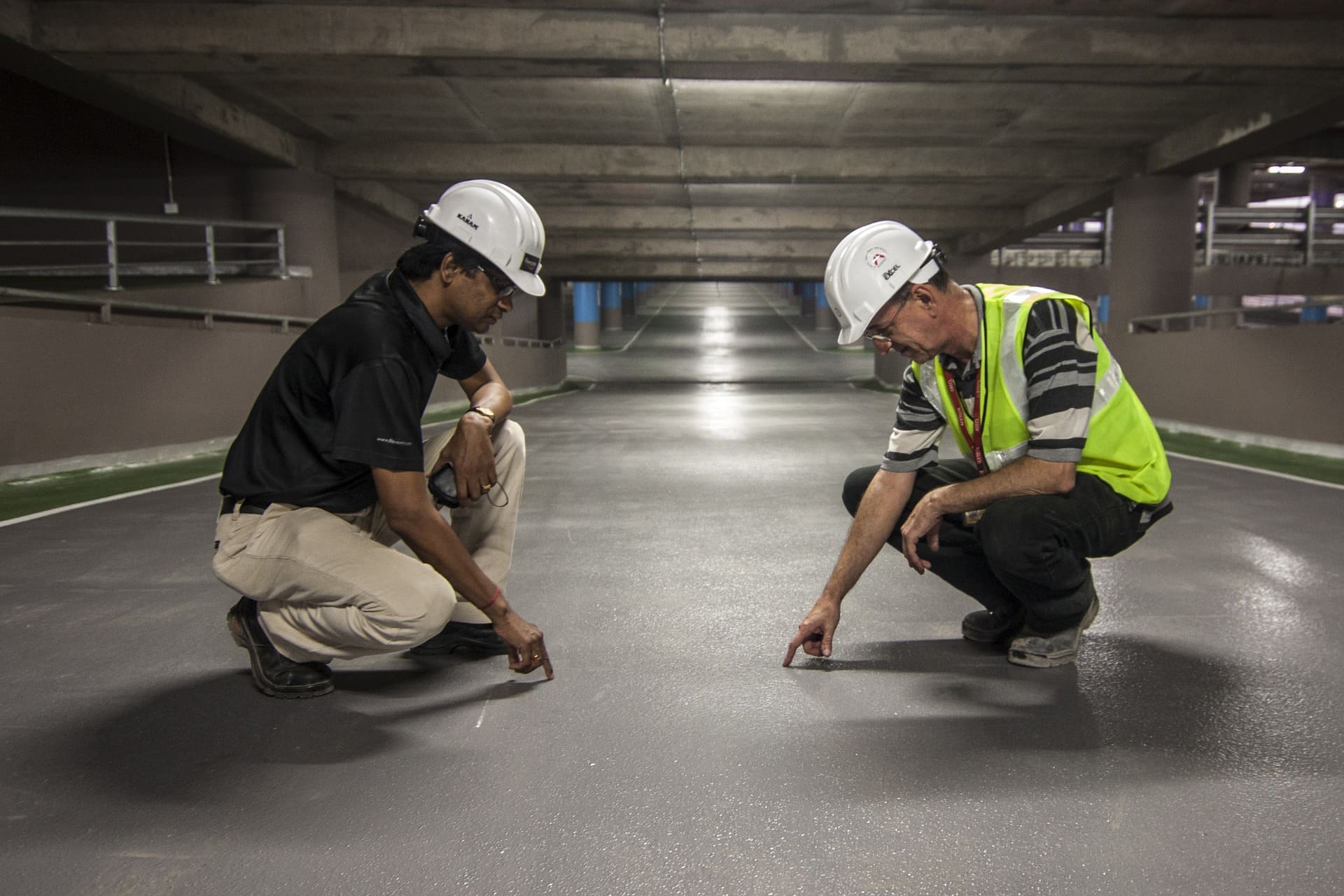 Специалисты проверяют бетон