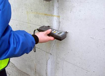 Специалист проверяет качество бетон
